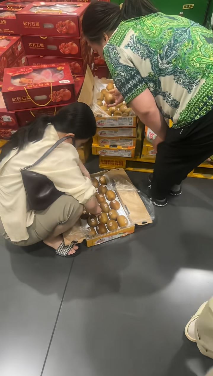 無錫山姆店有女消費者自私地拆箱，挑選較大的奇異果。抖音