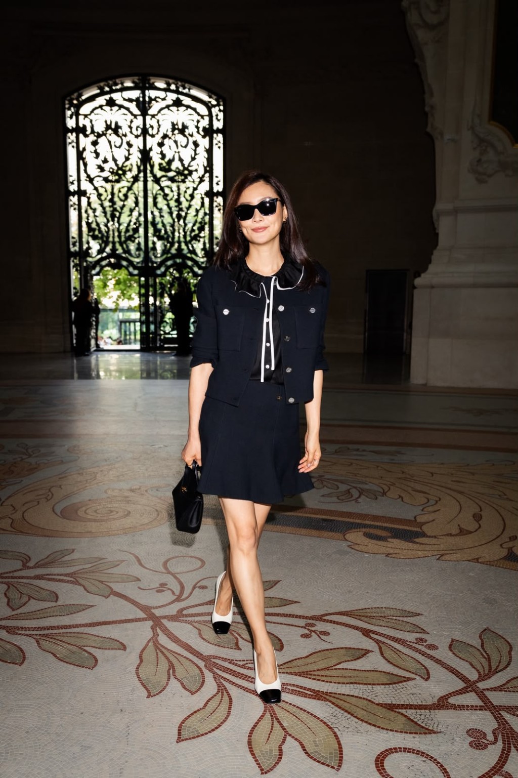 Chanel 騷場內,法拉巧遇日本名導是枝裕和。 Chanel 騷場內,法拉巧遇日本名導是枝裕和。