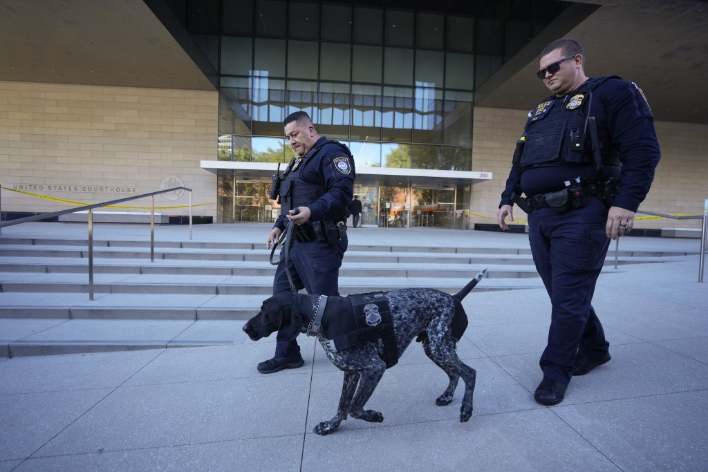 警员在法庭外带同搜索犬戒备。美联社