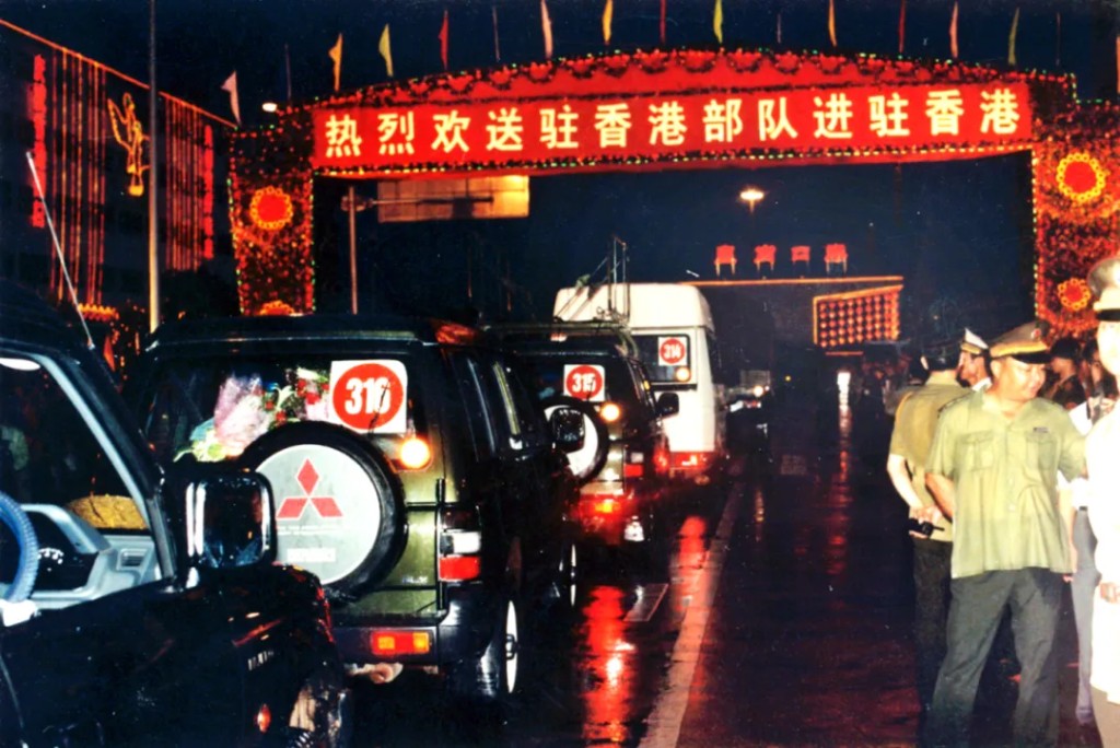 回歸當日,解放軍駐香港部隊利用皇崗口岸入境香港。深視新聞 回歸當日,解放軍駐香港部隊利用皇崗口岸入境香港。深視新聞