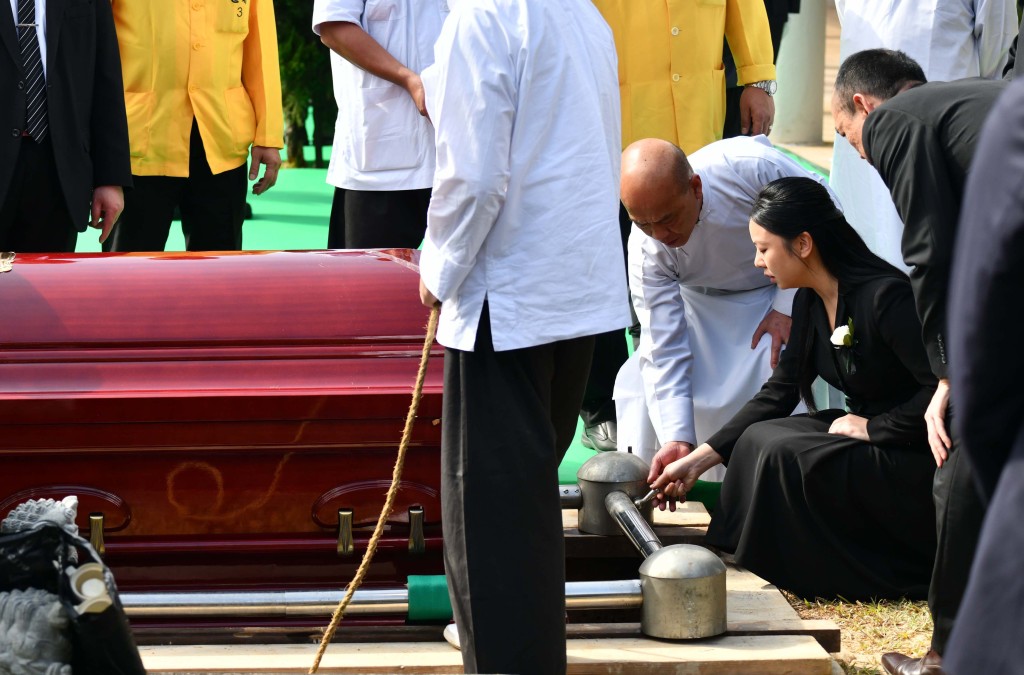 未婚妻Kiki在喪禮中告別摯愛，哭成淚人，場面心酸。資料圖片