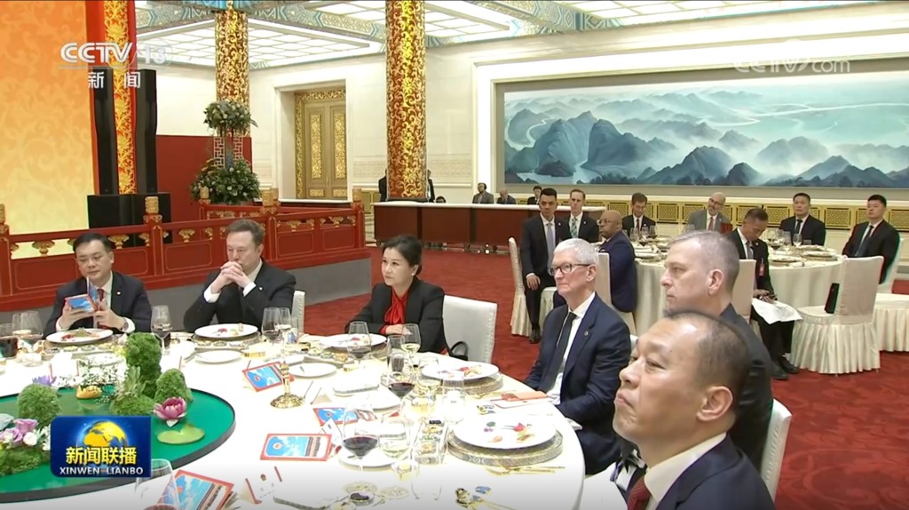 周群飛在國宴上坐在全球首富馬斯克與蘋果公司行政總裁庫克中間。（中央電視台截圖）