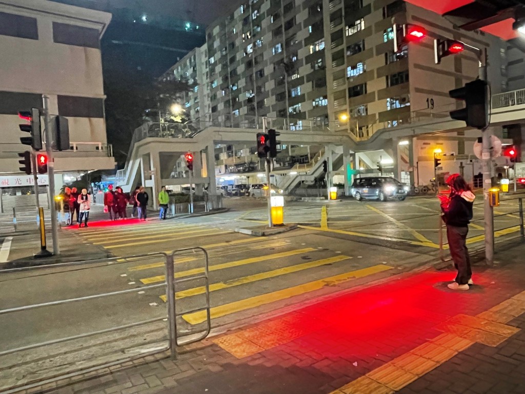 運輸署自2022年起測試「投射紅光輔助裝置」,署方委託大學團隊在100個黑點及易生碰撞路口安裝後評估,發現行人衝紅燈比率減少約23.7%。資料圖片 運輸署自2022年起測試「投射紅光輔助裝置」,署方委託大學團隊在100個黑點及易生碰撞路口安裝後評估,發現行人衝紅燈比率減少約23.7%。資料圖片