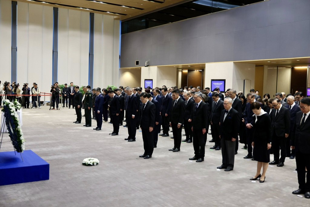 李家超為死難者默哀。李家超FB圖片 李家超為死難者默哀。李家超FB圖片