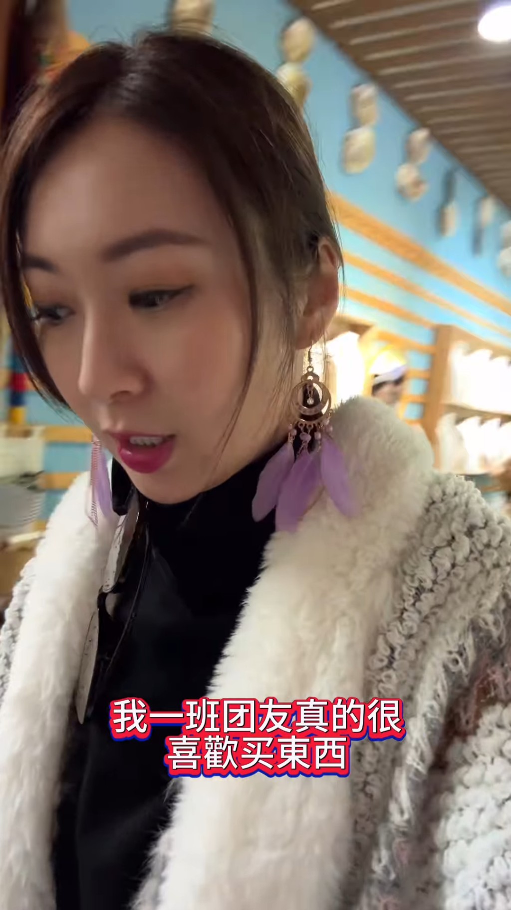 其后庄思敏又在IG上分享了一条与朋友仔在路边摊开珍珠的影片。