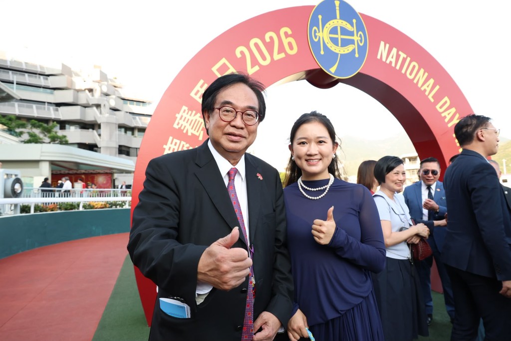 盧偉國與余仲欣一起入場「拉頭馬」。資料圖片 盧偉國與余仲欣一起入場「拉頭馬」。資料圖片