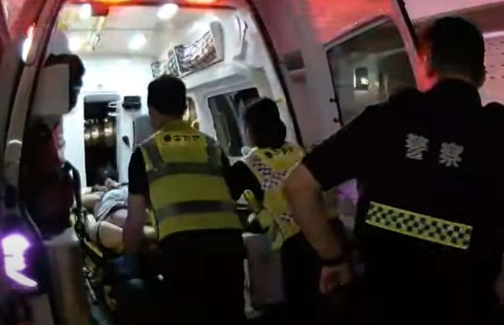 警员强制朱男由救护车送院治疗。中时