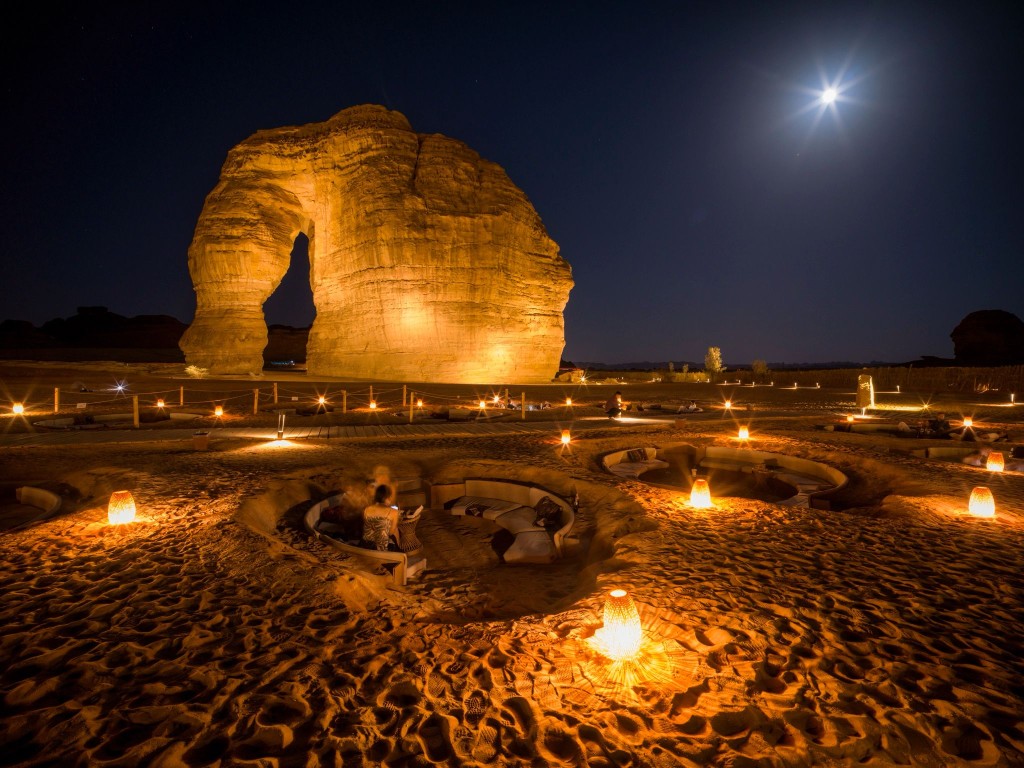 夜幕低垂，遊客可在附近的沉浸式茶座悠閒欣賞大象石。那天恰好是中秋節，月圓之夜更添詩意與浪漫。