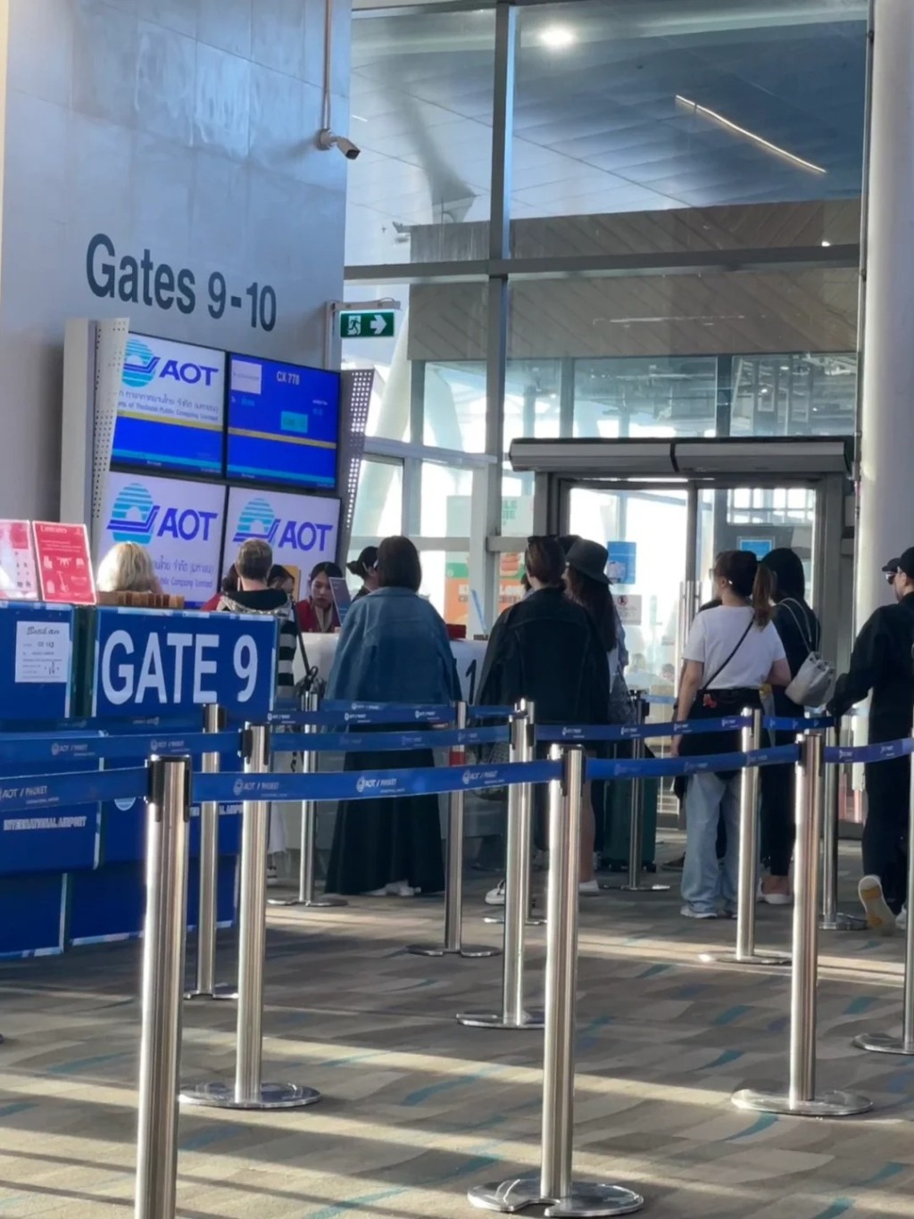 有网民日前在泰国机场捕获「六魔女」check in。