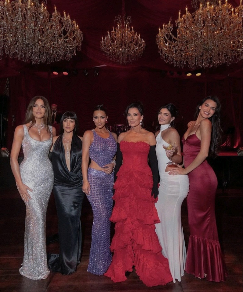 Kris（右三）生日，她的5位千金（左起）Khloe、Kourtney、Kim、Kylie和Kendall當然到齊。