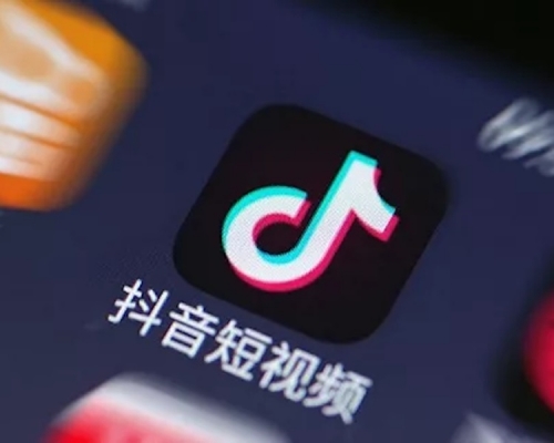 2名中學生因沉迷抖音在路軌拍片,險遭輾斃。網圖