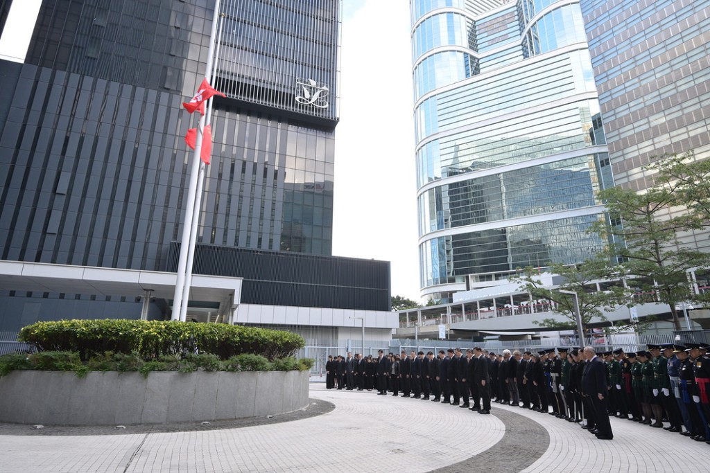 政府昨日早上在政府總部舉行悼念儀式，並下半旗誌哀。陳茂波網誌