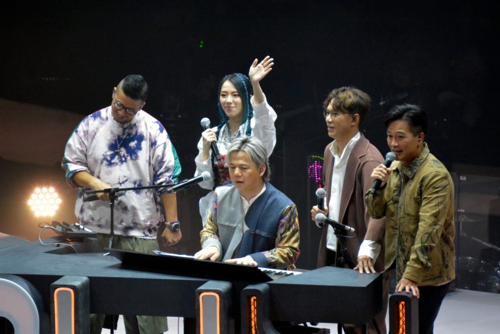 在伍仲衡伴奏下,小肥、J.Arie、區永權等合唱。