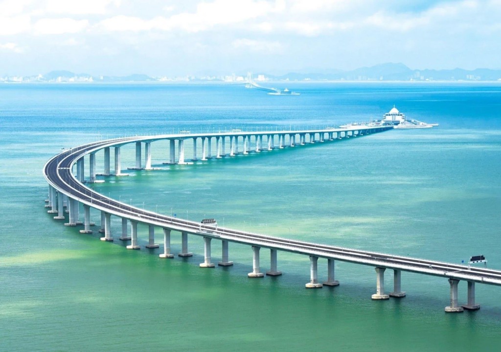 端午假期，多條連接香港與內地的主要通道車流將顯著增長。 中新社