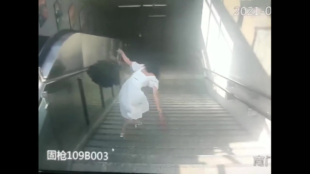 女子摔落十多級樓梯。
