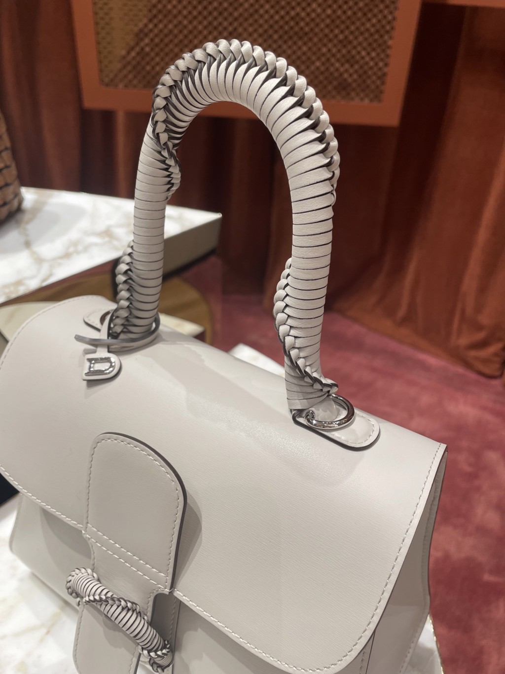 這款Brillant Bag的飾扣及手挽，均以獨特的皮革工藝打造，非常別致。