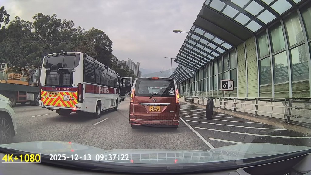 所有車突然收慢,未幾有一個輪胎沿快線旁邊的影線滾行。網上片段截圖 所有車突然收慢,未幾有一個輪胎沿快線旁邊的影線滾行。網上片段截圖