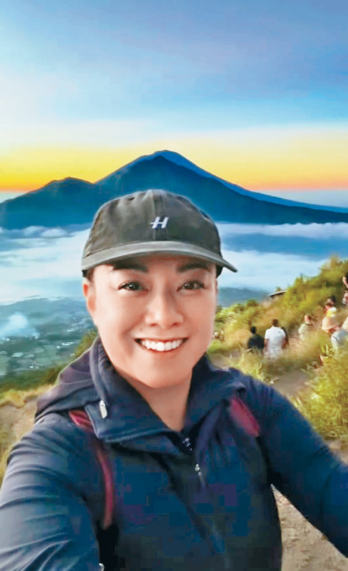 廖碧兒春風滿面行山，似乎有些「幸福肥」。