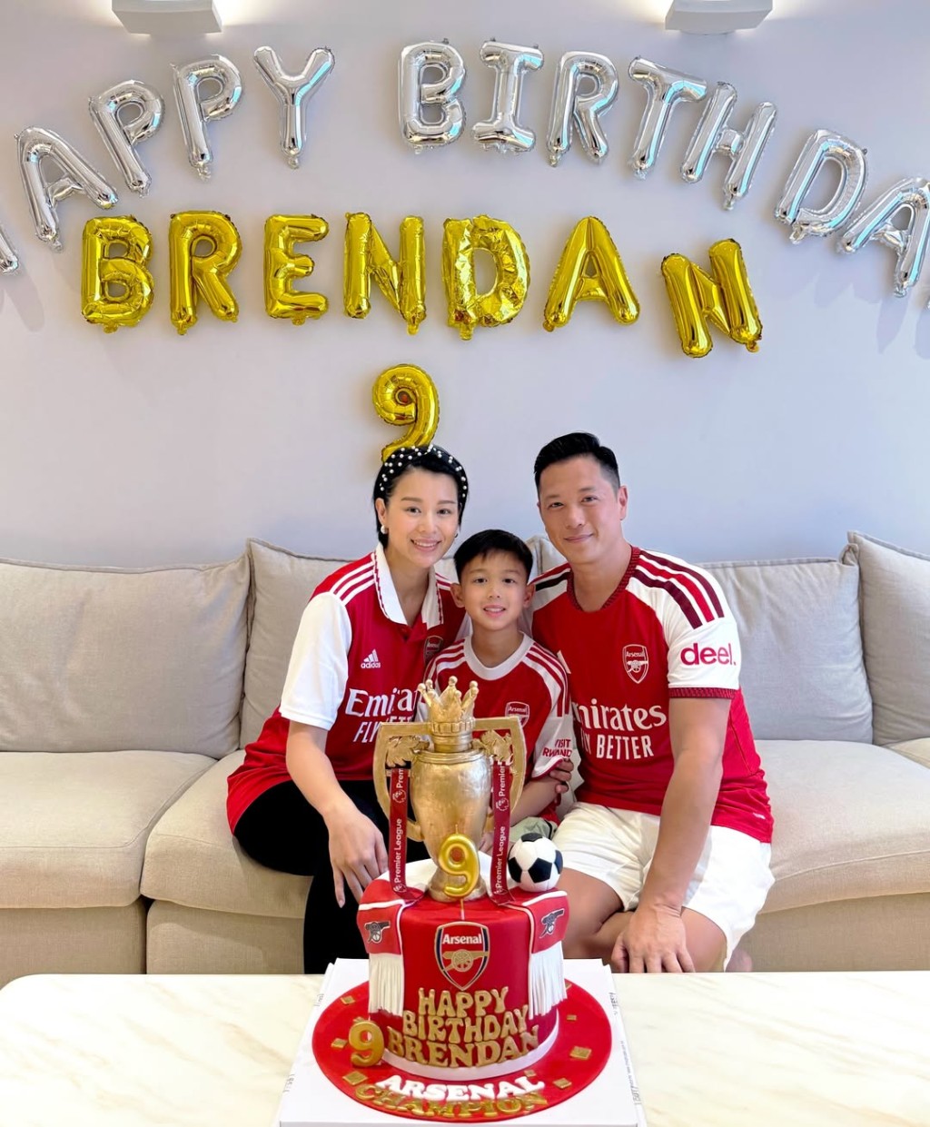 背景有「HAPPY BIRTHDAY BRENDAN」的氣球佈置。