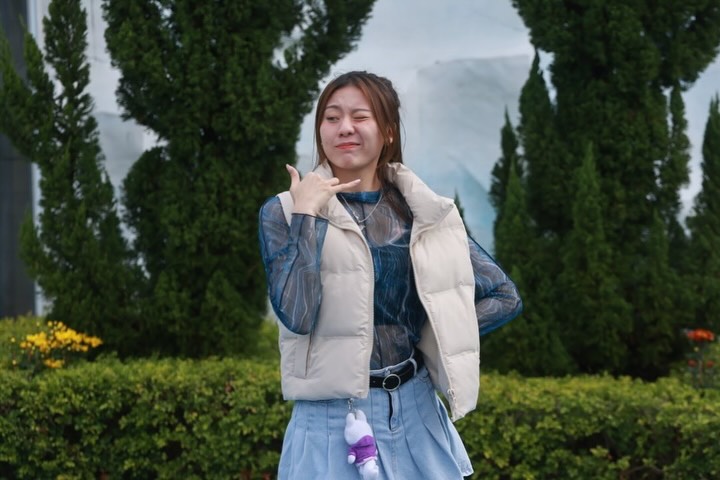 袁絲珩穿上羽絨背心配牛仔裙眨眼比手勢,散發鄰家女孩魅力。 袁絲珩穿上羽絨背心配牛仔裙眨眼比手勢,散發鄰家女孩魅力。