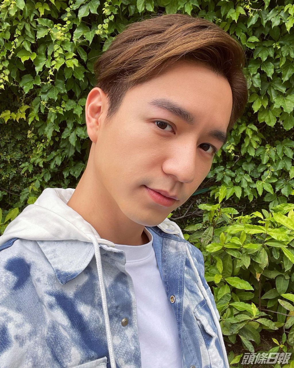 9.吳偉豪 24歲的吳偉豪17歲時入讀TVB藝訓班入行，一入行已經在《八時入席》中演連戲角色，當時吳偉豪飾演「禾仔」一角為觀眾認識。後來又在《愛·回家之開心速遞》飾演「朱凌凌」一角大受歡迎，小鮮肉形象深入民心。2019年，吳偉豪憑「朱凌凌」一角入圍「最受歡迎電視男角色」及「最佳男配角」，而2020年及2021年更入圍「飛躍進步男藝員」獎。