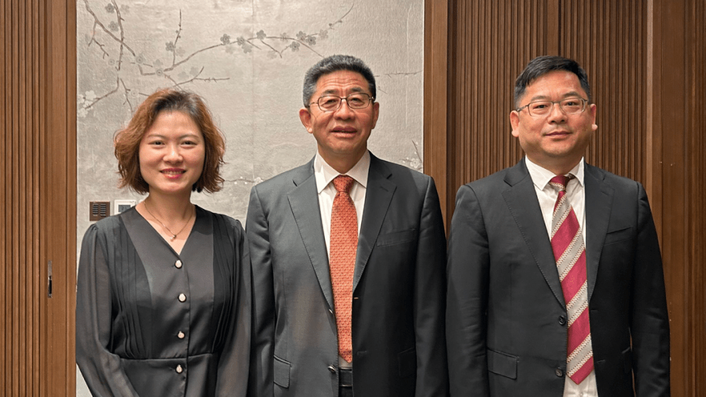 濱海投資總經理高亮（中）、副總經理及董事會秘書尹富鋼（右一）