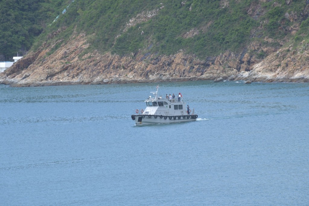 政府人员在深水湾一带海面搜索鲸踪。杨伟亨摄