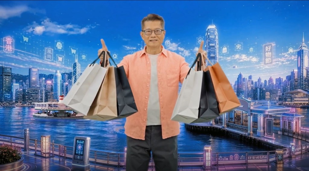 陳茂波除了錄製普通話版宣傳片外,更特意拍攝英文版本。 陳茂波除了錄製普通話版宣傳片外,更特意拍攝英文版本。