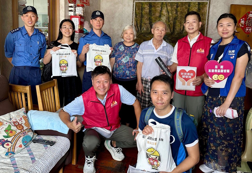消防處聯同荃灣區防火委員會及關愛隊在今年暑假舉辦「關愛應急滿荃城」一系列防災應急活動。消防處FB圖片 消防處聯同荃灣區防火委員會及關愛隊在今年暑假舉辦「關愛應急滿荃城」一系列防災應急活動。消防處FB圖片