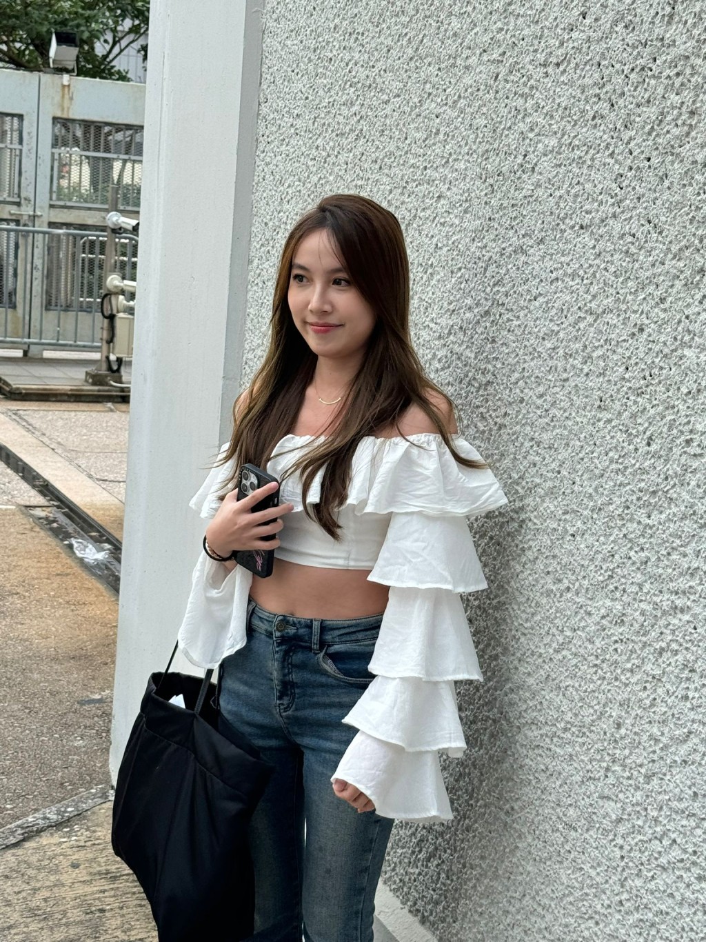 彭芷晴 Anna 23岁，在香港修读机械工程，朋友提名，露小蛮腰。