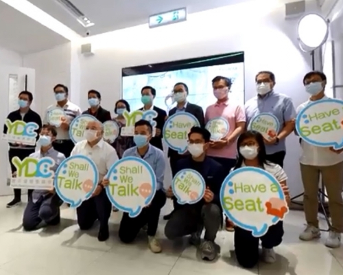 李家超與部分YDC委員到訪香港青年協會洪水橋青年空間。政務司司長辦公室影片截圖