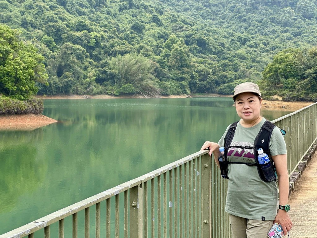 羅淑佩在河背水塘拍照留念。羅淑佩fb 羅淑佩在河背水塘拍照留念。羅淑佩fb