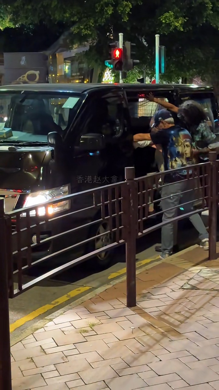 盧海鵬單腳踏進車上,但根本無力登車。 盧海鵬單腳踏進車上,但根本無力登車。