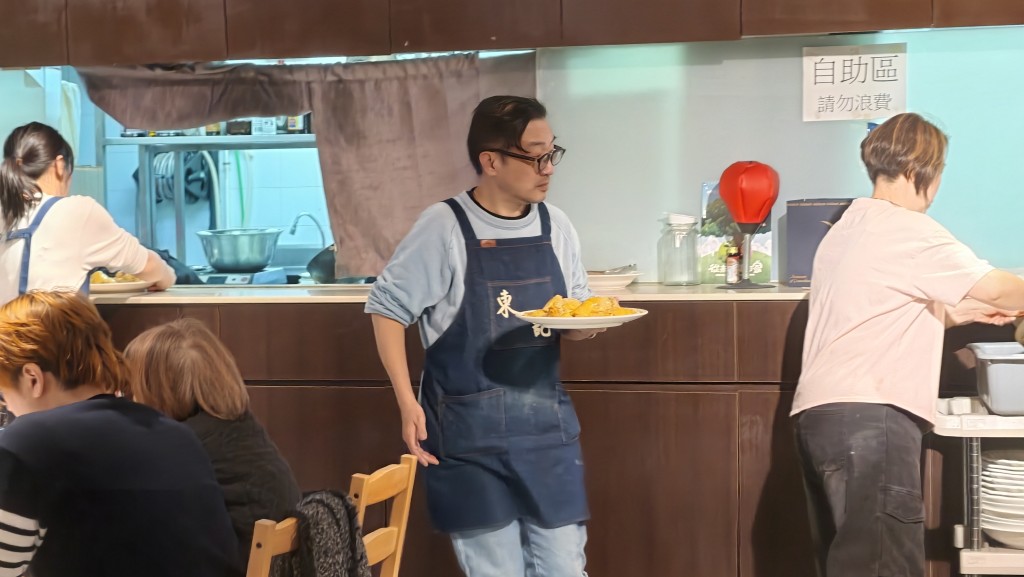 老板姚先生今日忙得“一脚踢”，不断在店内穿梭送餐上菜。黄文威摄