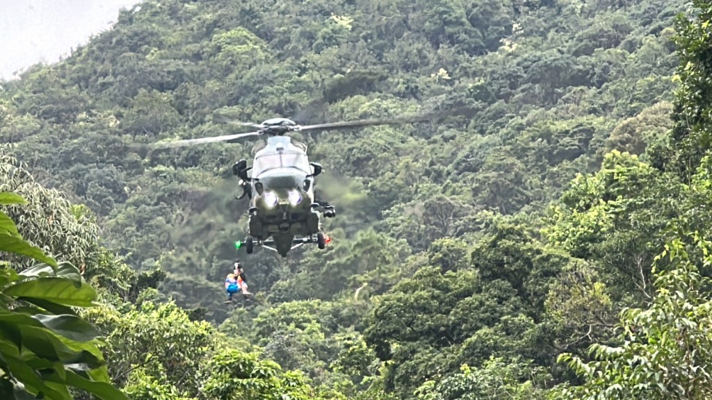 飞行服务队将曾宪哲吊上直升机送院。梁国峰摄