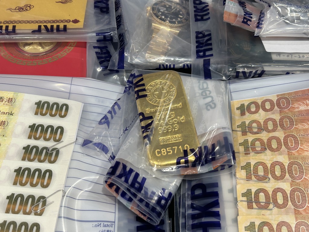 警方檢獲的現金存款。 警方檢獲的現金存款。