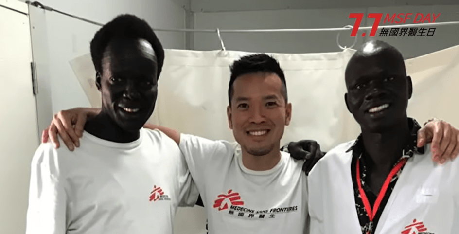 他特别感激当年外科学系吴国伟教授的一次“当头棒喝”。医学院三年级时，他被分派处理一个临床病例，需要问诊和检查后汇报病人情况，但他偷懒只问了病历而没有为病人进行身体检查，便向教授汇报病人没有问题。（截图自：无国界医生影片）