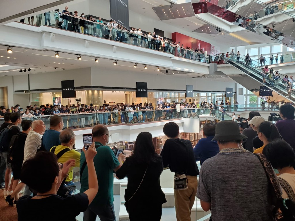 下午1時過後,大批黑衣人在商場內高喊口號。