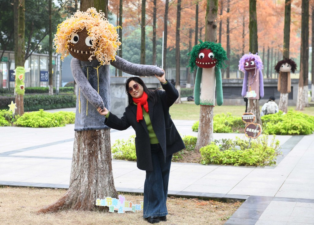 重慶渝興廣場,一棵棵「穿」上卡通外衣的大樹吸引市民前往打卡。 中新社 重慶渝興廣場,一棵棵「穿」上卡通外衣的大樹吸引市民前往打卡。 中新社