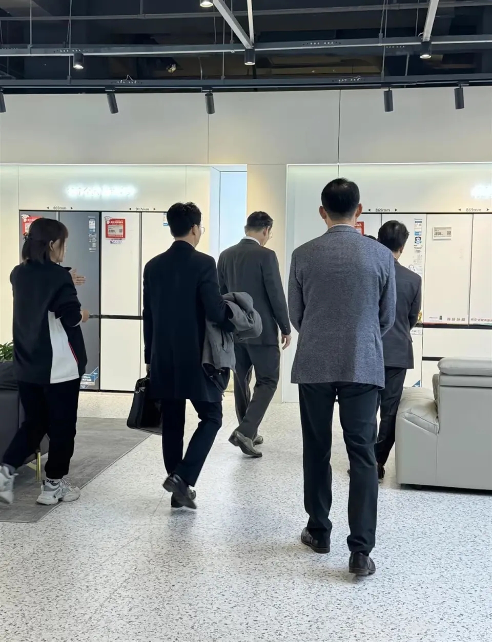 三星會長李在鎔一行人現身京東MALL，被網友拍下。