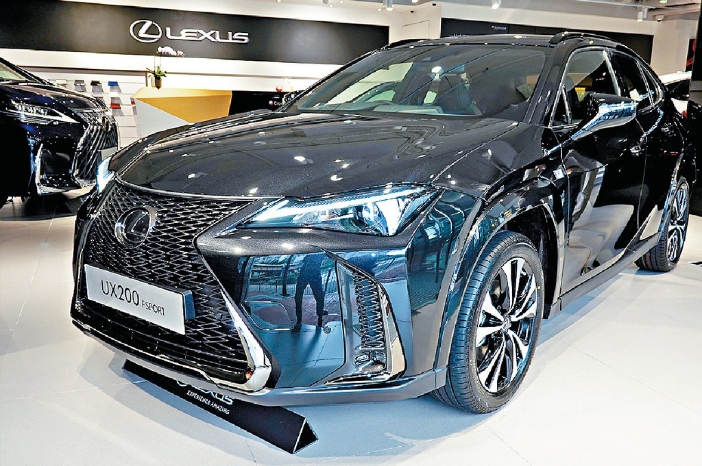 ■UX200 F-Sport Style Blue配有全套車身包圍及20吋胎軨。
