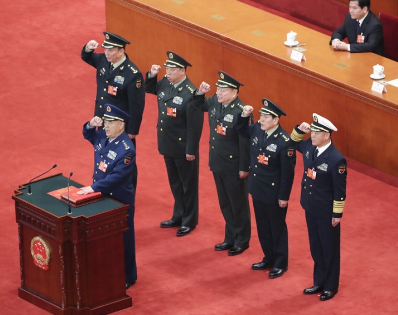 「二十大」產生的中共中央軍委宣誓。