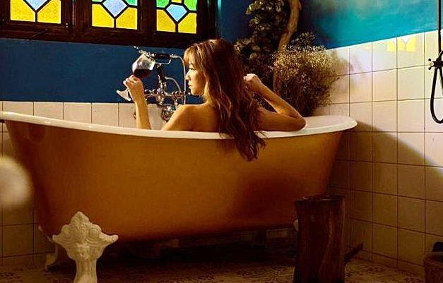 Step為宣傳新歌《灰夠》,大玩出浴露背。