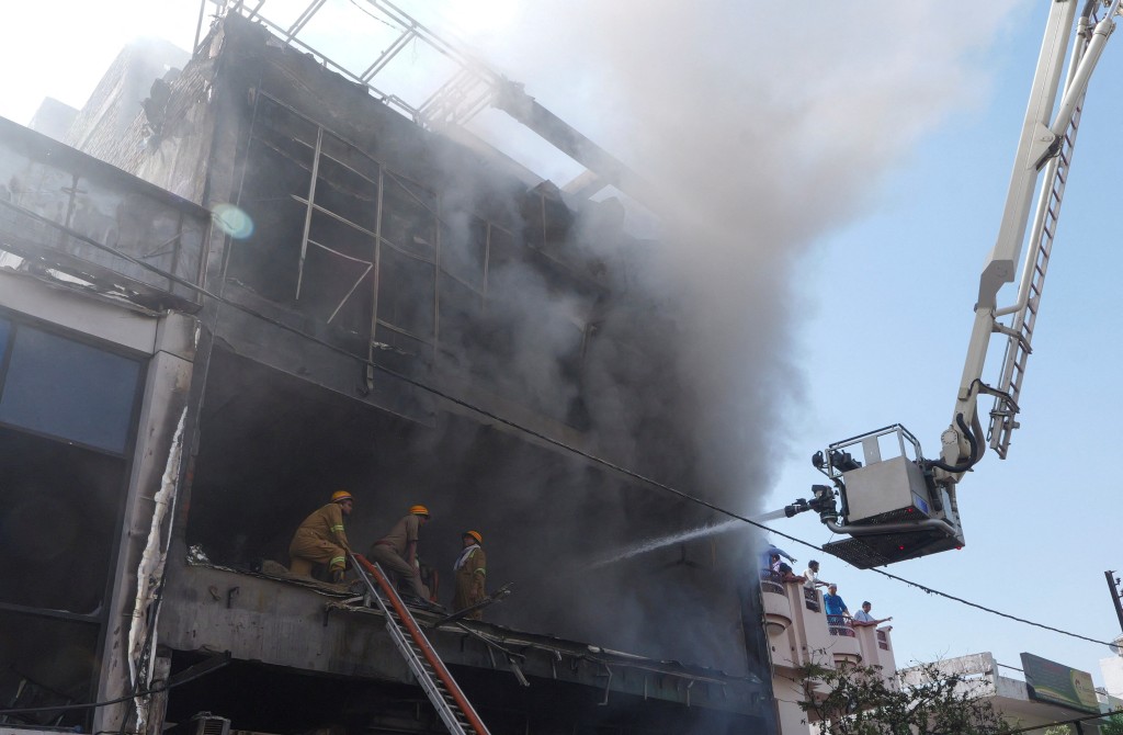 印度北方邦首府勒克瑙市中心的一座繁忙商業大廈爆發沖天大火，造成至少15人死亡。路透社