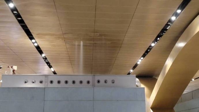 昆明长水机场恶劣天气下多处漏水。