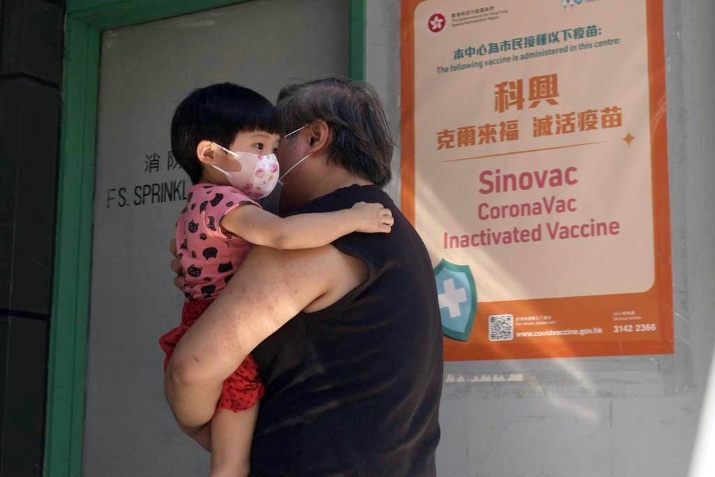 家長帶小朋友前往接種疫苗。資料圖片