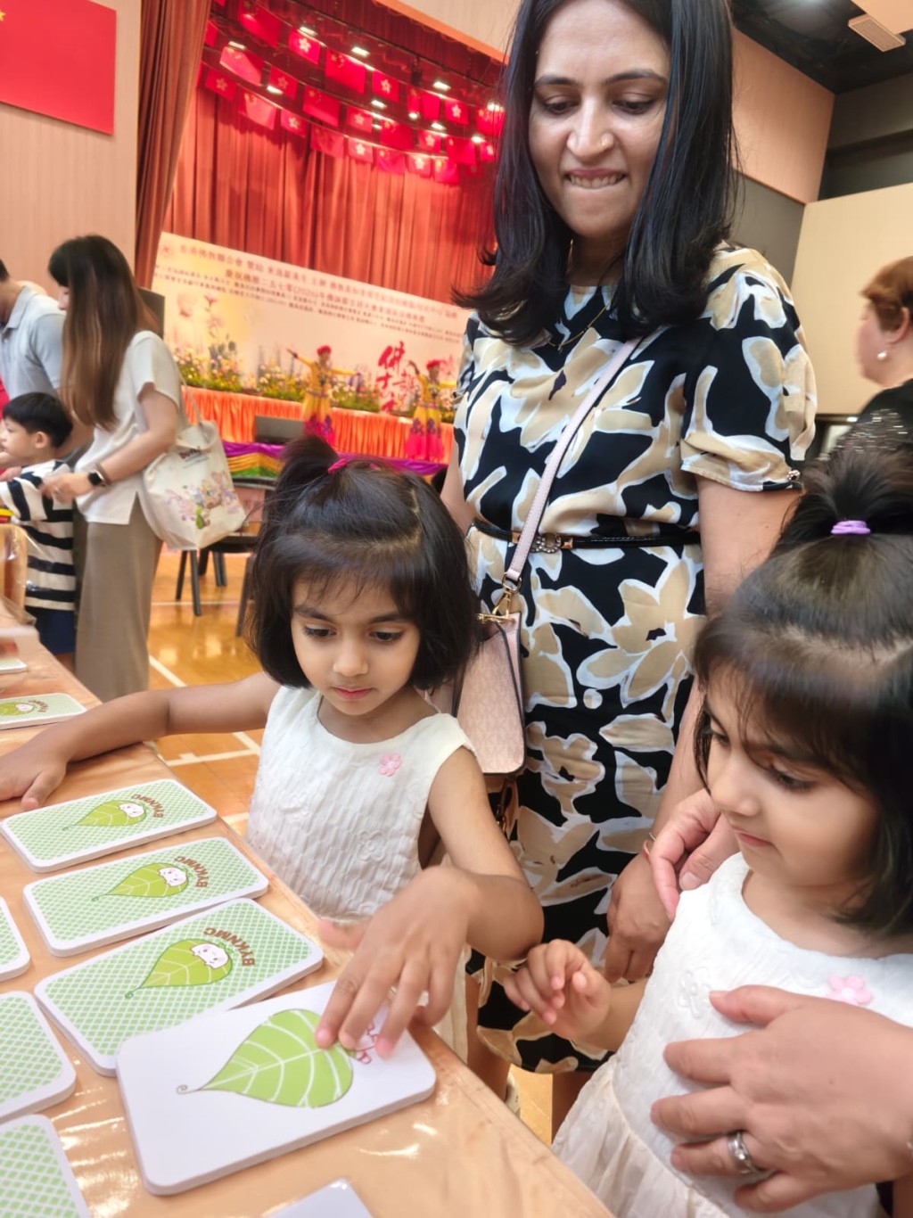 少數族裔家長與子女樂在其中。