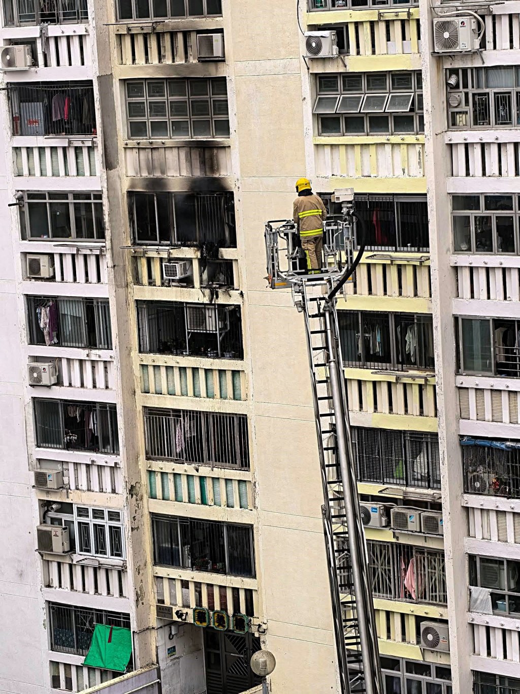 消防升雲梯救火。fb:消防群組 消防升雲梯救火。fb:消防群組