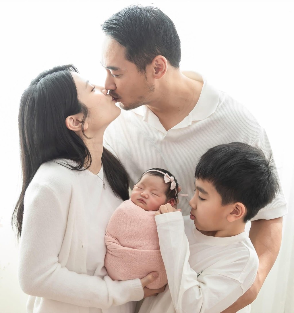  Coffee在社交網貼出一家四口的温響全家福。