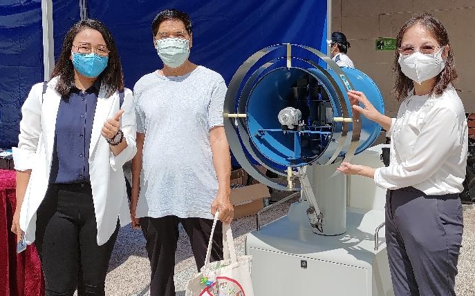 食環署副署長黃淑嫻（右）向地區人士簡介防治蟲鼠及防治蚊患的最新科技和設備。